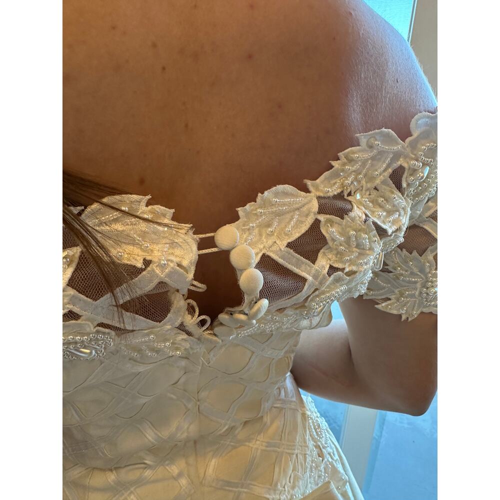 Gloria Vanderbilt 80s Beaded Lace Wedding Gown Off Shoulder Silk Bridal Dress 8 - Picture 4 of 6